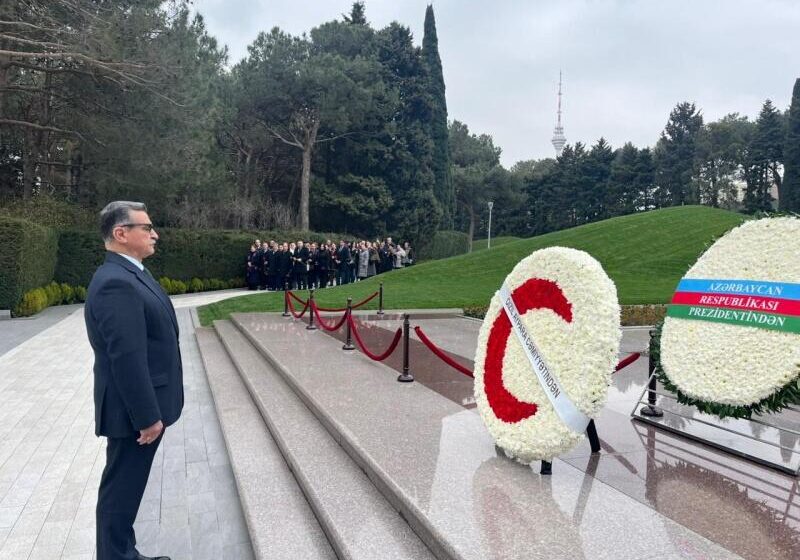  Azərbaycan Qızıl Aypara Cəmiyyətinin əməkdaşları Fəxri xiyabanı ziyarət ediblər – FOTO