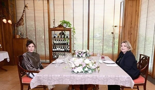  Mehriban Əliyevanın şərəfinə Tiflisdə lanç verildi